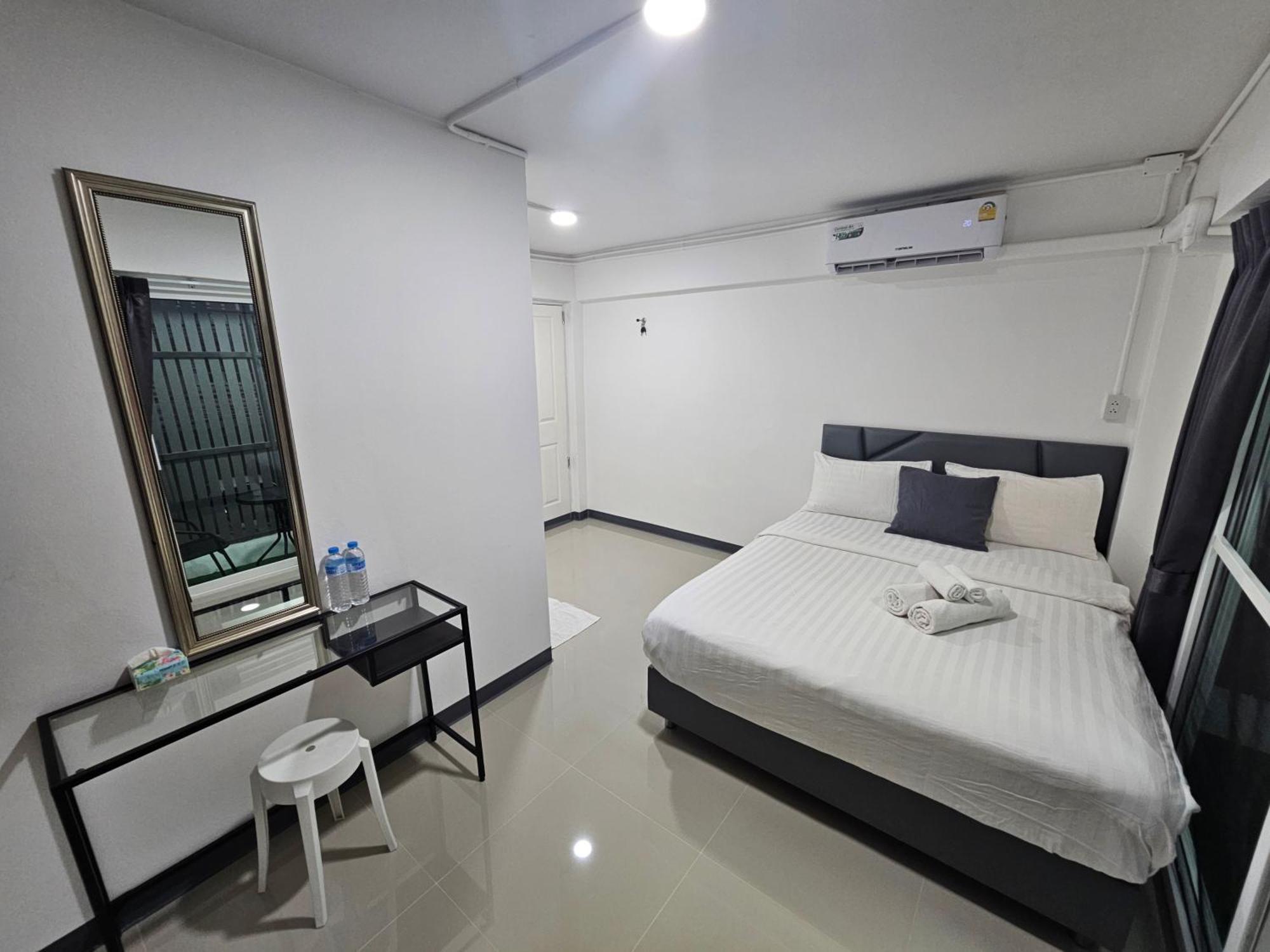 Loft 21 Apartment Romklao Bangkok Esterno foto